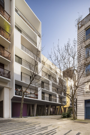 Beton, Betonpfeiler, Stahlbeton, Aluminiumverkleidung, Aluminiumplatten, Arbeitersiedlung, sozialer Wohungsbau, Hof, Garten, teilen, Paris, 19. Arrondissement, Belleville, concrete, aluminium panels, footbridge balcony, Brckenbalkon, Gaetan Le Penhuel