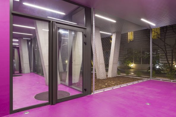 Beton, Betonpfeiler, Stahlbeton, Aluminiumverkleidung, Aluminiumplatten, Arbeitersiedlung, sozialer Wohungsbau, Hof, Garten, teilen, Paris, 19. Arrondissement, Belleville, concrete, aluminium panels, footbridge balcony, Brckenbalkon, Gaetan Le Penhuel