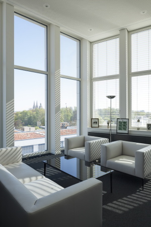 Verlagsgebude, Regensburg, Steidle Architekten, 2015, 93047 Regensburg, Kumpfmhler Strae 15, Neubau, Verwaltungsbau, Verwaltung, office building, administration, Mittelbayerischer Verlag, Block, Building, Newsroom, Bahngleise, Bahnhof, grn, Fassade, Kacheln, Pfeiler, Prallscheibe, Grundrisse, floor plans, stefan müller naumann