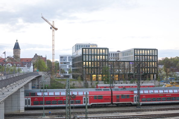 Verlagsgebude, Regensburg, Steidle Architekten, 2015, 93047 Regensburg, Kumpfmhler Strae 15, Neubau, Verwaltungsbau, Verwaltung, office building, administration, Mittelbayerischer Verlag, Block, Building, Newsroom, Bahngleise, Bahnhof, grn, Fassade, Kacheln, Pfeiler, Prallscheibe, Grundrisse, floor plans, stefan müller naumann