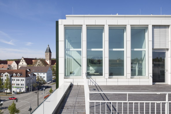 Verlagsgebude, Regensburg, Steidle Architekten, 2015, 93047 Regensburg, Kumpfmhler Strae 15, Neubau, Verwaltungsbau, Verwaltung, office building, administration, Mittelbayerischer Verlag, Block, Building, Newsroom, Bahngleise, Bahnhof, grn, Fassade, Kacheln, Pfeiler, Prallscheibe, Grundrisse, floor plans, stefan müller naumann