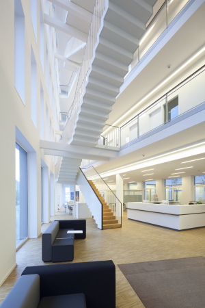 Verlagsgebude, Regensburg, Steidle Architekten, 2015, 93047 Regensburg, Kumpfmhler Strae 15, Neubau, Verwaltungsbau, Verwaltung, office building, administration, Mittelbayerischer Verlag, Block, Building, Newsroom, Bahngleise, Bahnhof, grn, Fassade, Kacheln, Pfeiler, Prallscheibe, Grundrisse, floor plans, stefan müller naumann