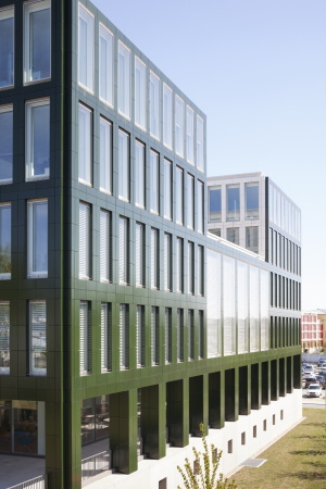 Verlagsgebude, Regensburg, Steidle Architekten, 2015, 93047 Regensburg, Kumpfmhler Strae 15, Neubau, Verwaltungsbau, Verwaltung, office building, administration, Mittelbayerischer Verlag, Block, Building, Newsroom, Bahngleise, Bahnhof, grn, Fassade, Kacheln, Pfeiler, Prallscheibe, Grundrisse, floor plans, stefan müller naumann