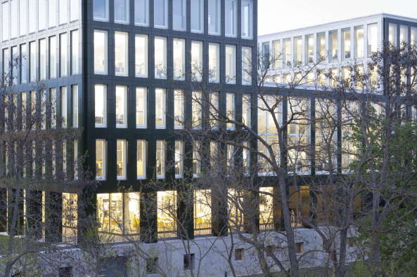 Verlagsgebude, Regensburg, Steidle Architekten, 2015, 93047 Regensburg, Kumpfmhler Strae 15, Neubau, Verwaltungsbau, Verwaltung, office building, administration, Mittelbayerischer Verlag, Block, Building, Newsroom, Bahngleise, Bahnhof, grn, Fassade, Kacheln, Pfeiler, Prallscheibe, Grundrisse, floor plans, stefan müller naumann