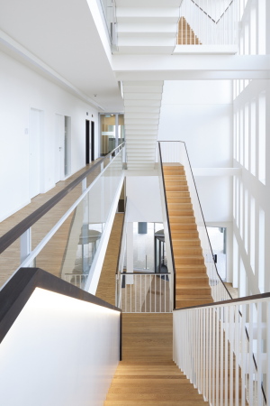 Verlagsgebude, Regensburg, Steidle Architekten, 2015, 93047 Regensburg, Kumpfmhler Strae 15, Neubau, Verwaltungsbau, Verwaltung, office building, administration, Mittelbayerischer Verlag, Block, Building, Newsroom, Bahngleise, Bahnhof, grn, Fassade, Kacheln, Pfeiler, Prallscheibe, Grundrisse, floor plans, stefan müller naumann