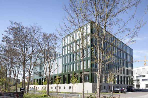 Verlagsgebude, Regensburg, Steidle Architekten, 2015, 93047 Regensburg, Kumpfmhler Strae 15, Neubau, Verwaltungsbau, Verwaltung, office building, administration, Mittelbayerischer Verlag, Block, Building, Newsroom, Bahngleise, Bahnhof, grn, Fassade, Kacheln, Pfeiler, Prallscheibe, Grundrisse, floor plans, stefan müller naumann