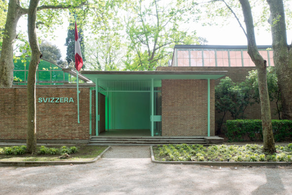Architektur auf der Biennale in Venedig, Biennale 2015, Venedig, Venice, Venezia, architecture, art, Deutscher Pavillon, pavilion, Lnderbeitrge, Giardini, Arsenale, Okwui Enwezor, Tod in Venedig, Serenissima, La Serenissima, United Pavillon of Dead Nations, Isreal, Goldener Lwe, Das Kapital, Kunst als Wertanlage, Galleristen, Kuratoren, Knstler, Baunetz, uncube, collectores, dealers, exhibition, Ausstellung, Museum, Olaf Nicolai, Hito Steyerl, Nordic Pavillon, Camille Norment, OCA Office for Contemporary Art Norway, Rapture, Fabrik, Fotos, Fotografie, Jasmina Metwaly, Philip Rizk, Tobias Zielony, COW; OMA, chinese pavilion, Giro, All the World's Future, Zukunft, 56. Esposizone Internationale d'Arte, Sarah Lucas, Deep Cream Maradona, Britischer Pavillon, I Scream Daddio, Dada, British Pavilion, The British Council, Fenster, Zerbrochenes Glas, The mosque, Moschee, Island, Iceland, Christoph Bchel, Moschee in Venedig, Koran, Glaube, Hoffnung, Santa Maria della Misericordia, White Cube, Black Box, Pamela Rosenkranz, Our Product, Susanne Pfeffer, Jeanette Kunsmann, Stephan Burkoff, Baunetz, Baunetz-Meldung