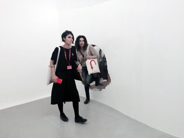 Lcher in den Wnden des brasilianischen Pavillons