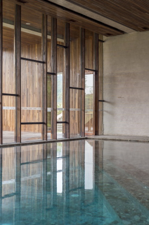 AIM Architecture; Wendy Saunders; Vincent de Graaf; Mount Luofo; Resort; Spa; Ensemble; Hotsprings Resort; Hotel Mianyang; Ruff Well Water Resort; Ferienanlage; Neubau; Wellness-Architektur; Regionales Bauen; China