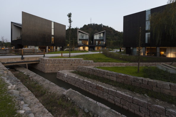 AIM Architecture; Wendy Saunders; Vincent de Graaf; Mount Luofo; Resort; Spa; Ensemble; Hotsprings Resort; Hotel Mianyang; Ruff Well Water Resort; Ferienanlage; Neubau; Wellness-Architektur; Regionales Bauen; China