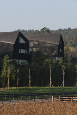 AIM Architecture; Wendy Saunders; Vincent de Graaf; Mount Luofo; Resort; Spa; Ensemble; Hotsprings Resort; Hotel Mianyang; Ruff Well Water Resort; Ferienanlage; Neubau; Wellness-Architektur; Regionales Bauen; China