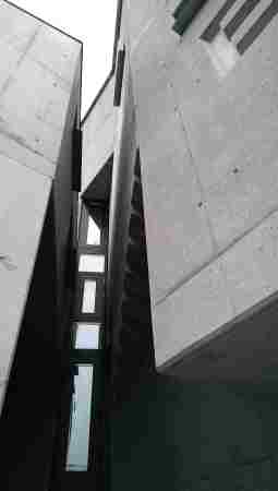 Arthouse in Ortbeton, Beton, Concrete, Kino, cinema, Programmkino in Galway, Irland, Dublin, Monolith, Neubau, Fassade, facade, Betonfassade, Fenster, Kinokomplex, Lichtspiele, Architektur, architecture, contemporary architecture, polygonal, Galway Picture Palace, Sockel, Pyramidendach, Schiefer, Blockbuster, Film, Kinofilm, Programmkino