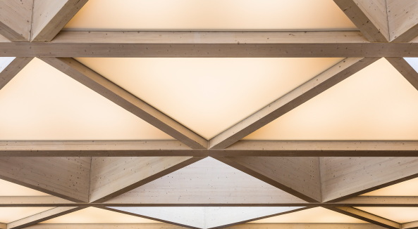 lgrd, Norwegen, Kirche, church, Wei, Fassade, Stavanger, Mischnutzung, mixed use, Dach, Dachkonstruktion, roof, Hang, slope, Skulptur, sculpture, glulam, Brettschichtholz, Holz, wood, Tageslicht, daylight, Sule, Glas, glass, column