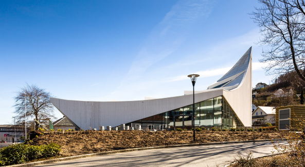 lgrd, Norwegen, Kirche, church, Wei, Fassade, Stavanger, Mischnutzung, mixed use, Dach, Dachkonstruktion, roof, Hang, slope, Skulptur, sculpture, glulam, Brettschichtholz, Holz, wood, Tageslicht, daylight, Sule, Glas, glass, column