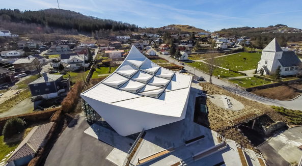 lgrd, Norwegen, Kirche, church, Wei, Fassade, Stavanger, Mischnutzung, mixed use, Dach, Dachkonstruktion, roof, Hang, slope, Skulptur, sculpture, glulam, Brettschichtholz, Holz, wood, Tageslicht, daylight, Sule, Glas, glass, column
