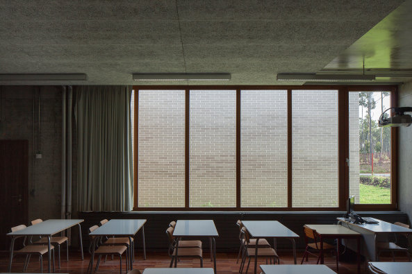 Fonte de Angeo, Vagos, Jose Campos, brick, Backstein, Neubau, grundschule, primary schhol, kindergarten, kindergarden, nursery, public school, ffentlich, Ziegelstein, rot, braun, 2015, Gebude, Stadtrand, Portugal, Miguel Marcelino, Wettbewerb, competition, Bume, NAtur, Umgebung, Schatten, Bildung, education, Schulzentrum