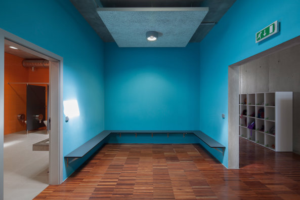 Fonte de Angeo, Vagos, Jose Campos, brick, Backstein, Neubau, grundschule, primary schhol, kindergarten, kindergarden, nursery, public school, ffentlich, Ziegelstein, rot, braun, 2015, Gebude, Stadtrand, Portugal, Miguel Marcelino, Wettbewerb, competition, Bume, NAtur, Umgebung, Schatten, Bildung, education, Schulzentrum