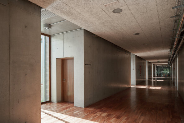 Fonte de Angeo, Vagos, Jose Campos, brick, Backstein, Neubau, grundschule, primary schhol, kindergarten, kindergarden, nursery, public school, ffentlich, Ziegelstein, rot, braun, 2015, Gebude, Stadtrand, Portugal, Miguel Marcelino, Wettbewerb, competition, Bume, NAtur, Umgebung, Schatten, Bildung, education, Schulzentrum