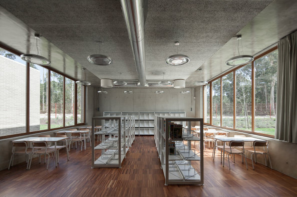 Fonte de Angeo, Vagos, Jose Campos, brick, Backstein, Neubau, grundschule, primary schhol, kindergarten, kindergarden, nursery, public school, ffentlich, Ziegelstein, rot, braun, 2015, Gebude, Stadtrand, Portugal, Miguel Marcelino, Wettbewerb, competition, Bume, NAtur, Umgebung, Schatten, Bildung, education, Schulzentrum