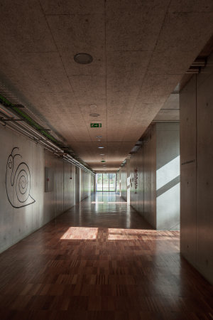 Fonte de Angeo, Vagos, Jose Campos, brick, Backstein, Neubau, grundschule, primary schhol, kindergarten, kindergarden, nursery, public school, ffentlich, Ziegelstein, rot, braun, 2015, Gebude, Stadtrand, Portugal, Miguel Marcelino, Wettbewerb, competition, Bume, NAtur, Umgebung, Schatten, Bildung, education, Schulzentrum