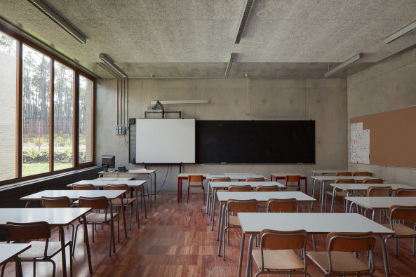 Fonte de Angeo, Vagos, Jose Campos, brick, Backstein, Neubau, grundschule, primary schhol, kindergarten, kindergarden, nursery, public school, ffentlich, Ziegelstein, rot, braun, 2015, Gebude, Stadtrand, Portugal, Miguel Marcelino, Wettbewerb, competition, Bume, NAtur, Umgebung, Schatten, Bildung, education, Schulzentrum