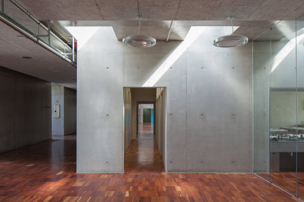 Fonte de Angeo, Vagos, Jose Campos, brick, Backstein, Neubau, grundschule, primary schhol, kindergarten, kindergarden, nursery, public school, ffentlich, Ziegelstein, rot, braun, 2015, Gebude, Stadtrand, Portugal, Miguel Marcelino, Wettbewerb, competition, Bume, NAtur, Umgebung, Schatten, Bildung, education, Schulzentrum