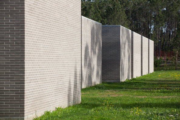 Fonte de Angeo, Vagos, Jose Campos, brick, Backstein, Neubau, grundschule, primary schhol, kindergarten, kindergarden, nursery, public school, ffentlich, Ziegelstein, rot, braun, 2015, Gebude, Stadtrand, Portugal, Miguel Marcelino, Wettbewerb, competition, Bume, NAtur, Umgebung, Schatten, Bildung, education, Schulzentrum