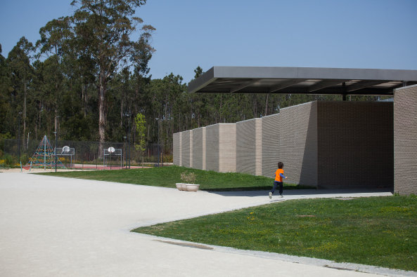 Fonte de Angeo, Vagos, Jose Campos, brick, Backstein, Neubau, grundschule, primary schhol, kindergarten, kindergarden, nursery, public school, ffentlich, Ziegelstein, rot, braun, 2015, Gebude, Stadtrand, Portugal, Miguel Marcelino, Wettbewerb, competition, Bume, NAtur, Umgebung, Schatten, Bildung, education, Schulzentrum