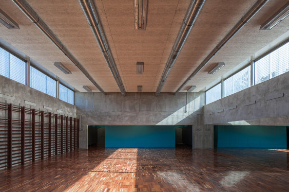 Fonte de Angeo, Vagos, Jose Campos, brick, Backstein, Neubau, grundschule, primary schhol, kindergarten, kindergarden, nursery, public school, ffentlich, Ziegelstein, rot, braun, 2015, Gebude, Stadtrand, Portugal, Miguel Marcelino, Wettbewerb, competition, Bume, NAtur, Umgebung, Schatten, Bildung, education, Schulzentrum