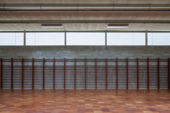 Fonte de Angeo, Vagos, Jose Campos, brick, Backstein, Neubau, grundschule, primary schhol, kindergarten, kindergarden, nursery, public school, ffentlich, Ziegelstein, rot, braun, 2015, Gebude, Stadtrand, Portugal, Miguel Marcelino, Wettbewerb, competition, Bume, NAtur, Umgebung, Schatten, Bildung, education, Schulzentrum