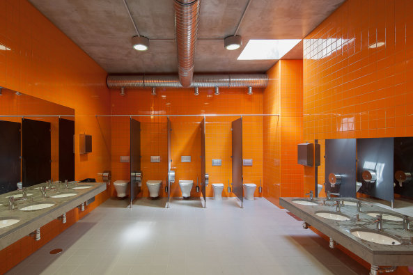 Fonte de Angeo, Vagos, Jose Campos, brick, Backstein, Neubau, grundschule, primary schhol, kindergarten, kindergarden, nursery, public school, ffentlich, Ziegelstein, rot, braun, 2015, Gebude, Stadtrand, Portugal, Miguel Marcelino, Wettbewerb, competition, Bume, NAtur, Umgebung, Schatten, Bildung, education, Schulzentrum