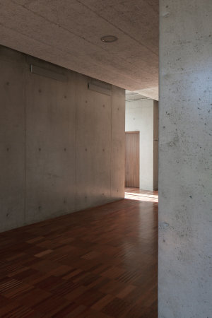 Fonte de Angeo, Vagos, Jose Campos, brick, Backstein, Neubau, grundschule, primary schhol, kindergarten, kindergarden, nursery, public school, ffentlich, Ziegelstein, rot, braun, 2015, Gebude, Stadtrand, Portugal, Miguel Marcelino, Wettbewerb, competition, Bume, NAtur, Umgebung, Schatten, Bildung, education, Schulzentrum