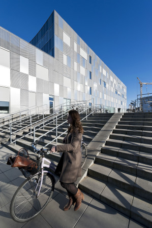 CEBRA; architects; Odense; Bildungszentrum; Neubau; Erwachsenenbildung; HF&VUC Fyn; Dnemark; Schulbau; Schulneubau; Lernumgebung; Kurven; Holzboden; Atrium