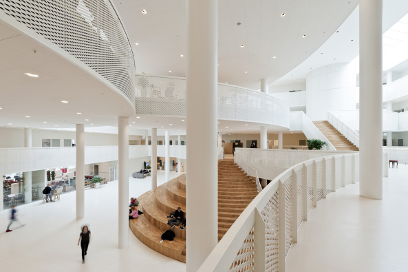 CEBRA; architects; Odense; Bildungszentrum; Neubau; Erwachsenenbildung; HF&VUC Fyn; Dnemark; Schulbau; Schulneubau; Lernumgebung; Kurven; Holzboden; Atrium