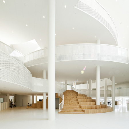CEBRA; architects; Odense; Bildungszentrum; Neubau; Erwachsenenbildung; HF&VUC Fyn; Dnemark; Schulbau; Schulneubau; Lernumgebung; Kurven; Holzboden; Atrium