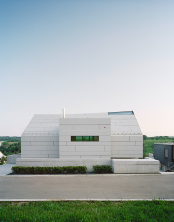Wohnen in Faserzement, Neubau von Gellink + Schwmmlein in Stuttgart, Wohnhaus, Einfamilienhaus, Bauen in Stuttgart, Baugrundstck, Fassade, facade, Schwbishce alb, Balkon, Haus, Kloster, Faserzementplatten, Monolith, Solitr, Wohnen im Grnne, Treppe, Familienwohnen, Architekt, Architektur, Neubau fertig, Kinderzimmer, Wohnen mit Garten, Junge Architekten, Schlafzimmer, Einrichtung, Schner Wohnen, Huslebauer, Markus Schwmmlein, Hanjo Gellink, contemporary architecture, Mittelgebirge, Sddeutschland, Freier Architekt, Satteldach, Beton, concrete, Schallschutz, Dach, Ziegeldach, Bauherr, Baunetz, Baunetz-Meldung, 2014