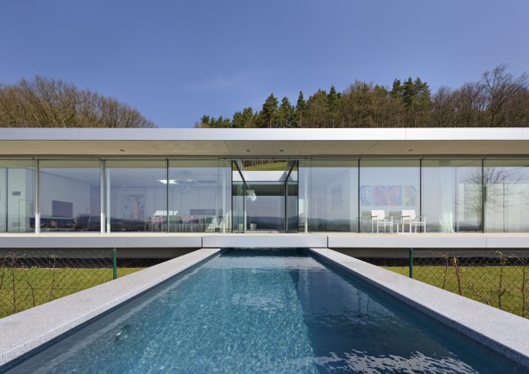 Thringen, Villa K, Villa, Haus, Wohnhaus, housing, Paul de Ruiter Architects, Glas, Stahl, Beton, glass, steel, concrete, sustainability, Nachhaltigkeit, Fassade, Flachdach, Terrasse, terrace, Patio, Hof, Pool, Garten, garden, Gebirge, mountain, Hang, slope, 2014, Fertigstellung, completion