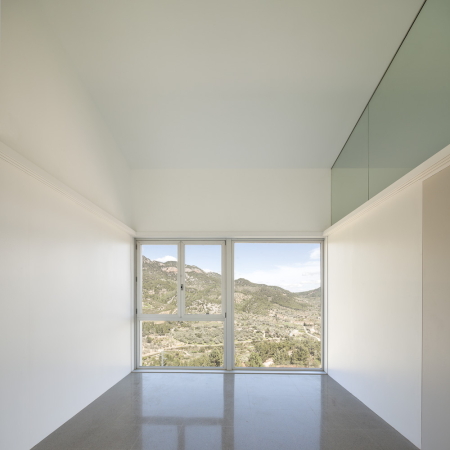 Zement, cement, Pere Buil, Toni Riba, Vora Architekten, Katalanien, Barcelona, village, Hanglage, surgery, Arztpraxis, Schrgdach, pitched roof