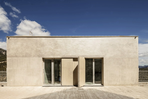 Zement, cement, Pere Buil, Toni Riba, Vora Architekten, Katalanien, Barcelona, village, Hanglage, surgery, Arztpraxis, Schrgdach, pitched roof