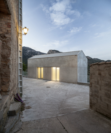 Zement, cement, Pere Buil, Toni Riba, Vora Architekten, Katalanien, Barcelona, village, Hanglage, surgery, Arztpraxis, Schrgdach, pitched roof