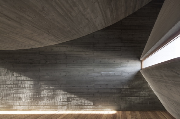 library, Bibliothek, Seashore Library, Nandaihe, China, Vector Architects, 2014, Beton, concrete, solid, pure, Ozean, Strand, Licht, light, Glas, glass, pivot wall, Ausblick, view, Stahl, steel, Dach, Tonnendach, arched roof, Meditation, Holz, wood