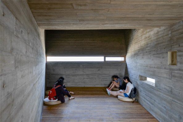 library, Bibliothek, Seashore Library, Nandaihe, China, Vector Architects, 2014, Beton, concrete, solid, pure, Ozean, Strand, Licht, light, Glas, glass, pivot wall, Ausblick, view, Stahl, steel, Dach, Tonnendach, arched roof, Meditation, Holz, wood