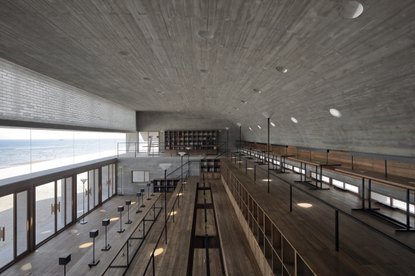 library, Bibliothek, Seashore Library, Nandaihe, China, Vector Architects, 2014, Beton, concrete, solid, pure, Ozean, Strand, Licht, light, Glas, glass, pivot wall, Ausblick, view, Stahl, steel, Dach, Tonnendach, arched roof, Meditation, Holz, wood