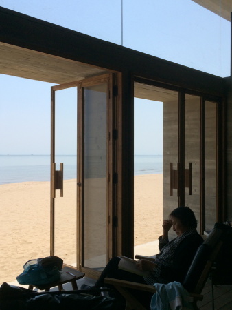 library, Bibliothek, Seashore Library, Nandaihe, China, Vector Architects, 2014, Beton, concrete, solid, pure, Ozean, Strand, Licht, light, Glas, glass, pivot wall, Ausblick, view, Stahl, steel, Dach, Tonnendach, arched roof, Meditation, Holz, wood