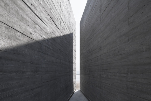 library, Bibliothek, Seashore Library, Nandaihe, China, Vector Architects, 2014, Beton, concrete, solid, pure, Ozean, Strand, Licht, light, Glas, glass, pivot wall, Ausblick, view, Stahl, steel, Dach, Tonnendach, arched roof, Meditation, Holz, wood