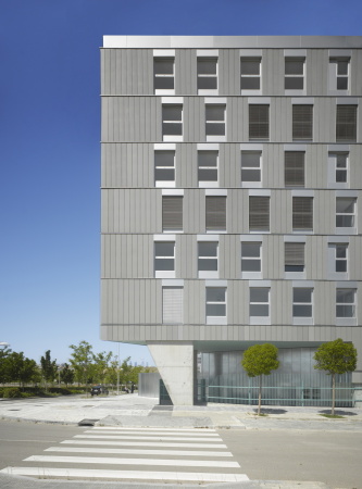 Architektur, Wohnungsbau, social housing, Neubau, Spanien, Valdebebas, Espaa, Francisco Mangado, Madrid, Idoia Alonso Barberena, Alejandra Muelas, Sonia Alves, Luis Molina, Arpada, Pool, Swimming Pool, grass, compound, grey, building, Flgel, wings, Erdgeschoss, Obergeschoss, Schnitt, 2014, 2009, Wettbewerb, Riegel, Rasen, Erdgeschoss, Calle Prov Parque,