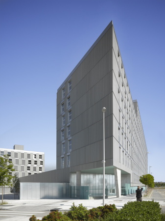 Architektur, Wohnungsbau, social housing, Neubau, Spanien, Valdebebas, Espaa, Francisco Mangado, Madrid, Idoia Alonso Barberena, Alejandra Muelas, Sonia Alves, Luis Molina, Arpada, Pool, Swimming Pool, grass, compound, grey, building, Flgel, wings, Erdgeschoss, Obergeschoss, Schnitt, 2014, 2009, Wettbewerb, Riegel, Rasen, Erdgeschoss, Calle Prov Parque,