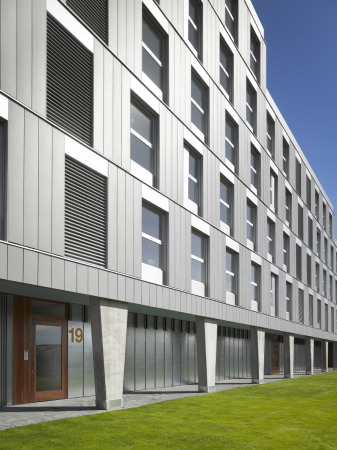 Architektur, Wohnungsbau, social housing, Neubau, Spanien, Valdebebas, Espaa, Francisco Mangado, Madrid, Idoia Alonso Barberena, Alejandra Muelas, Sonia Alves, Luis Molina, Arpada, Pool, Swimming Pool, grass, compound, grey, building, Flgel, wings, Erdgeschoss, Obergeschoss, Schnitt, 2014, 2009, Wettbewerb, Riegel, Rasen, Erdgeschoss, Calle Prov Parque,