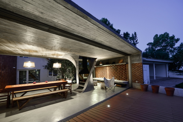 Ne-ar, one column house, Argentinien, Argentina, Rio Negro, Erweiterun, Umbau, extension, Haus, house, Wohnhaus, Sule, column, Beton, concrete, Sttze, Ufer, Fluss, river, Holz, wood, Anbau, Ortbeton, Flachdach, roof