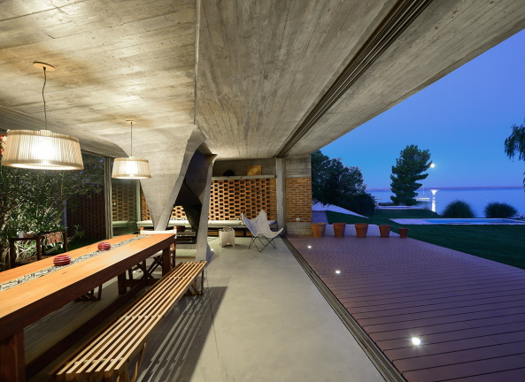 Ne-ar, one column house, Argentinien, Argentina, Rio Negro, Erweiterun, Umbau, extension, Haus, house, Wohnhaus, Sule, column, Beton, concrete, Sttze, Ufer, Fluss, river, Holz, wood, Anbau, Ortbeton, Flachdach, roof